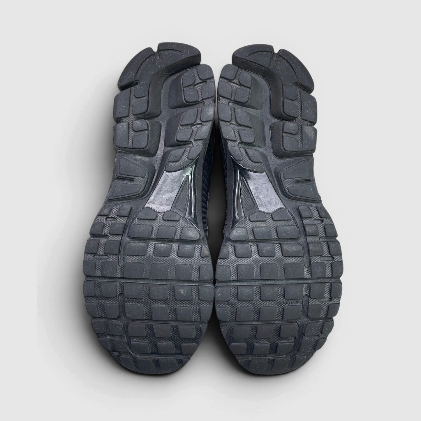 Nike Zoom Vomero 5 Triple Black — buty sportowe męskie w bardzo dobrym stanie rozmiar 45, podeszwa