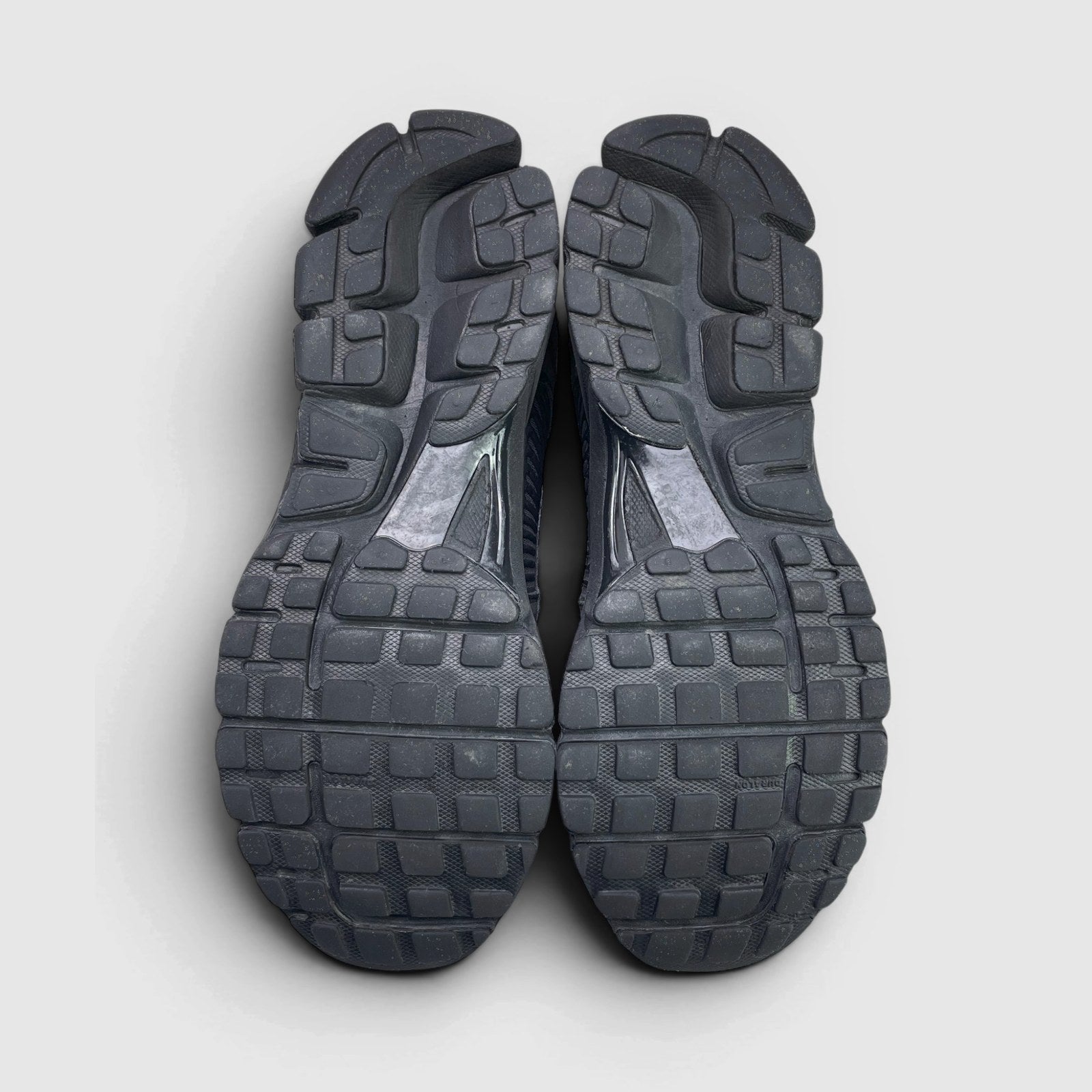 Nike Zoom Vomero 5 Triple Black — buty sportowe męskie w bardzo dobrym stanie rozmiar 45, podeszwa