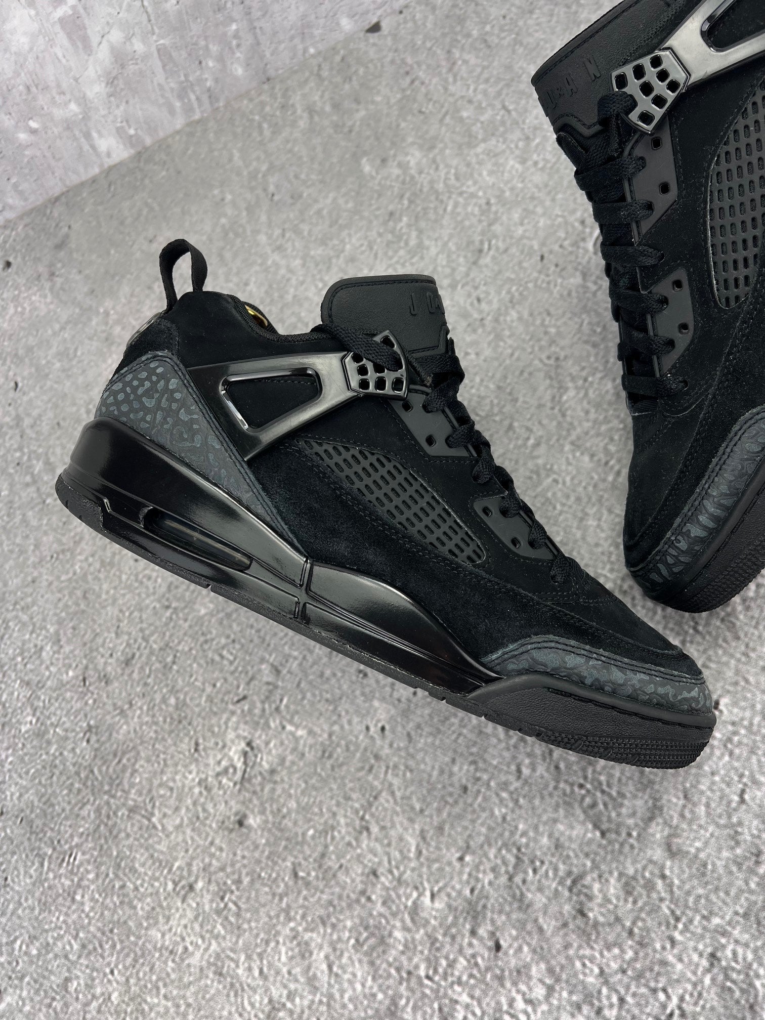 Jordan Spizike Low Black Cat - buty sportowe, zewnętrzny panel prawego buta