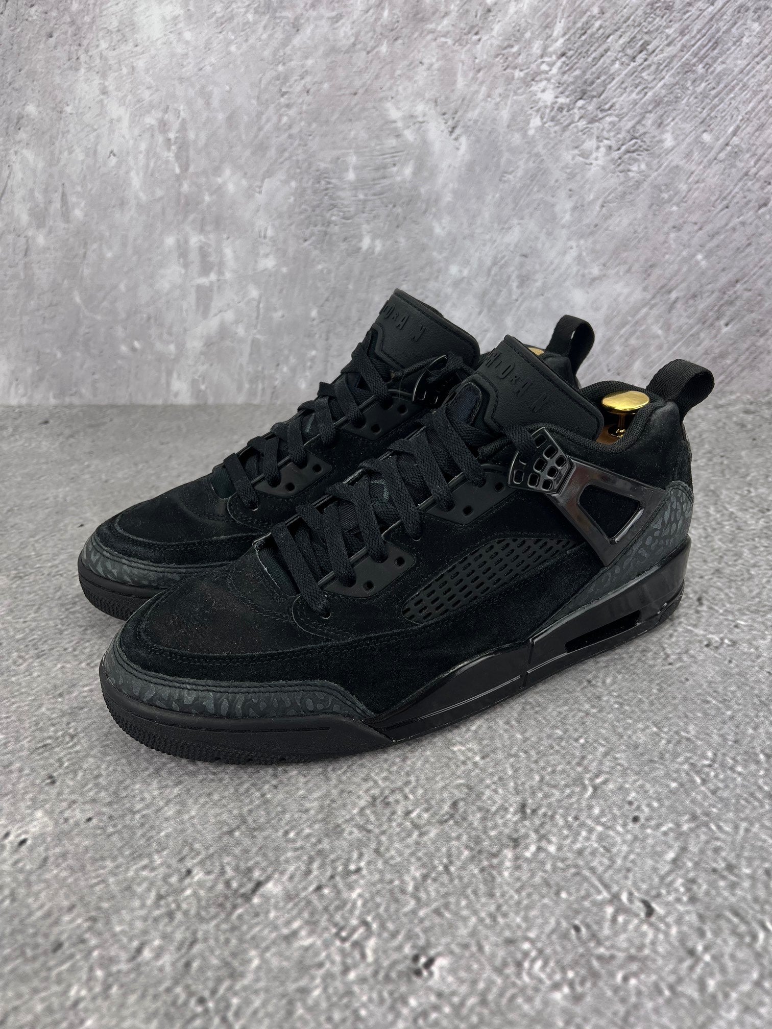 Jordan Spizike Low Black Cat - buty sportowe, widok z boku na tle studyjnym