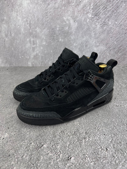 Jordan Spizike Low Black Cat - buty sportowe, widok z boku na tle studyjnym