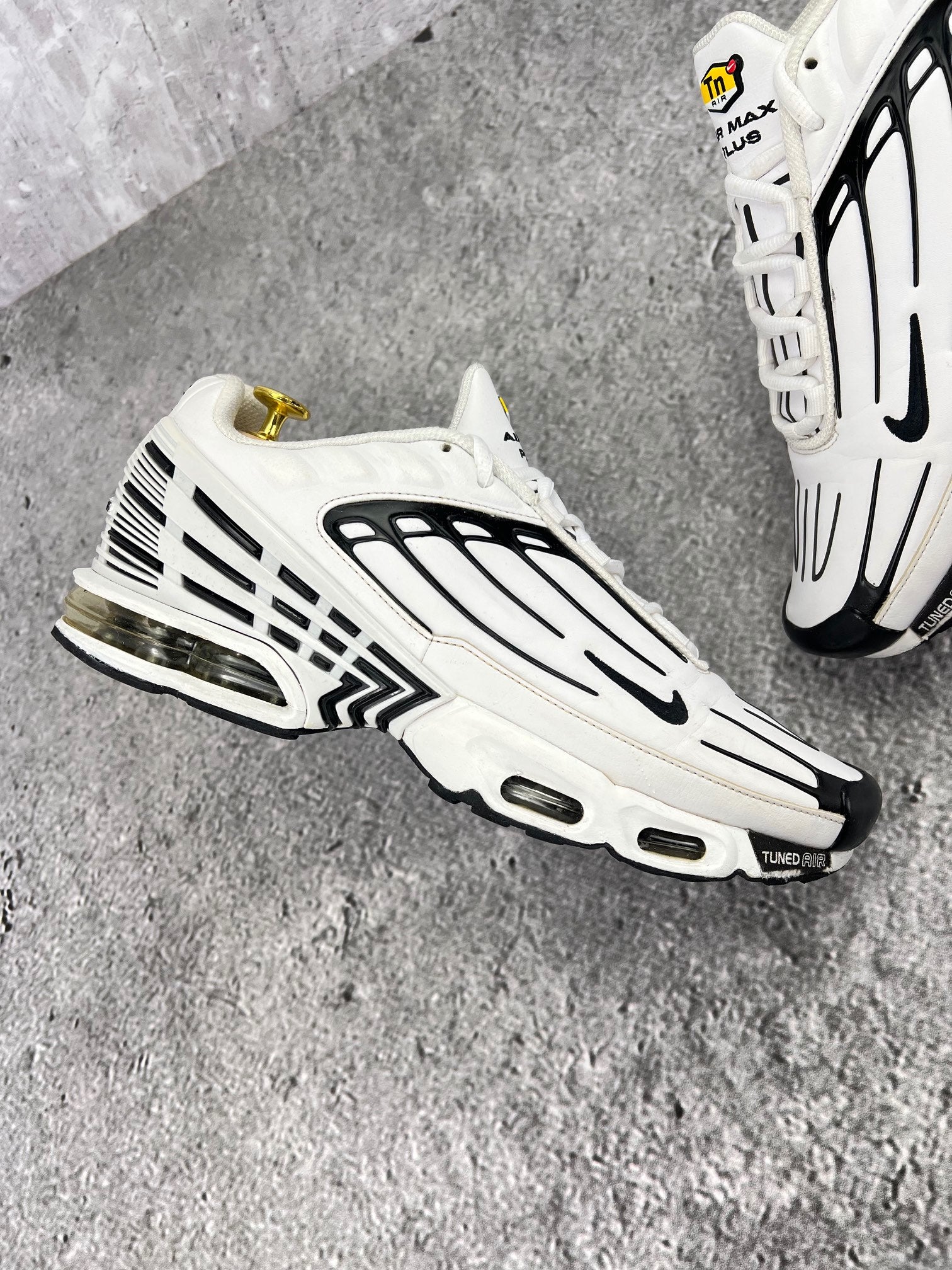 Nike Air Max Plus III Leather CK6716-100 - buty sportowe, zewnętrzny panel prawego buta