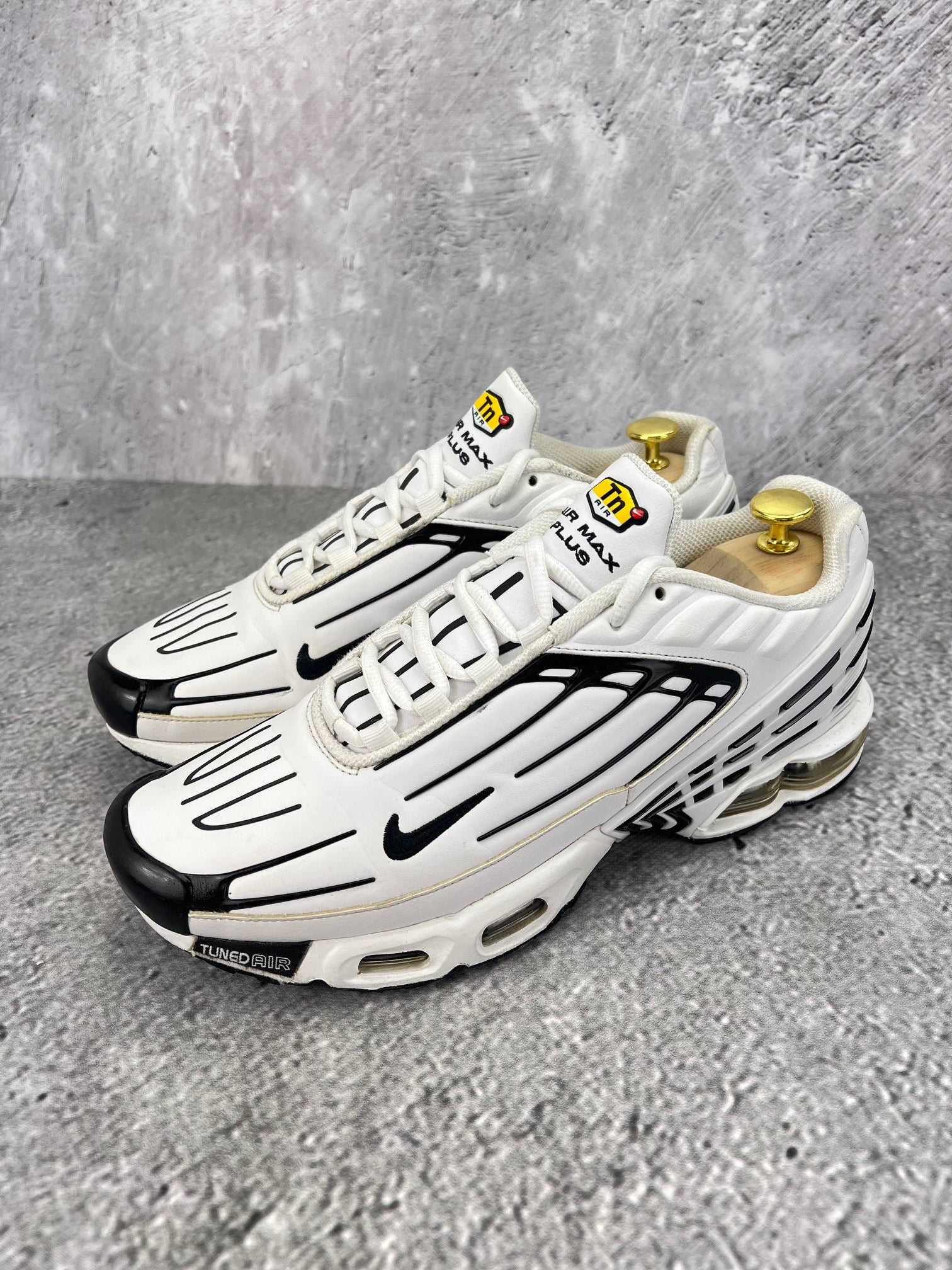 Nike Air Max Plus III Leather CK6716-100 - buty sportowe, widok z boku na tle studyjnym
