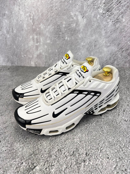 Nike Air Max Plus III Leather CK6716-100 - buty sportowe, widok z boku na tle studyjnym