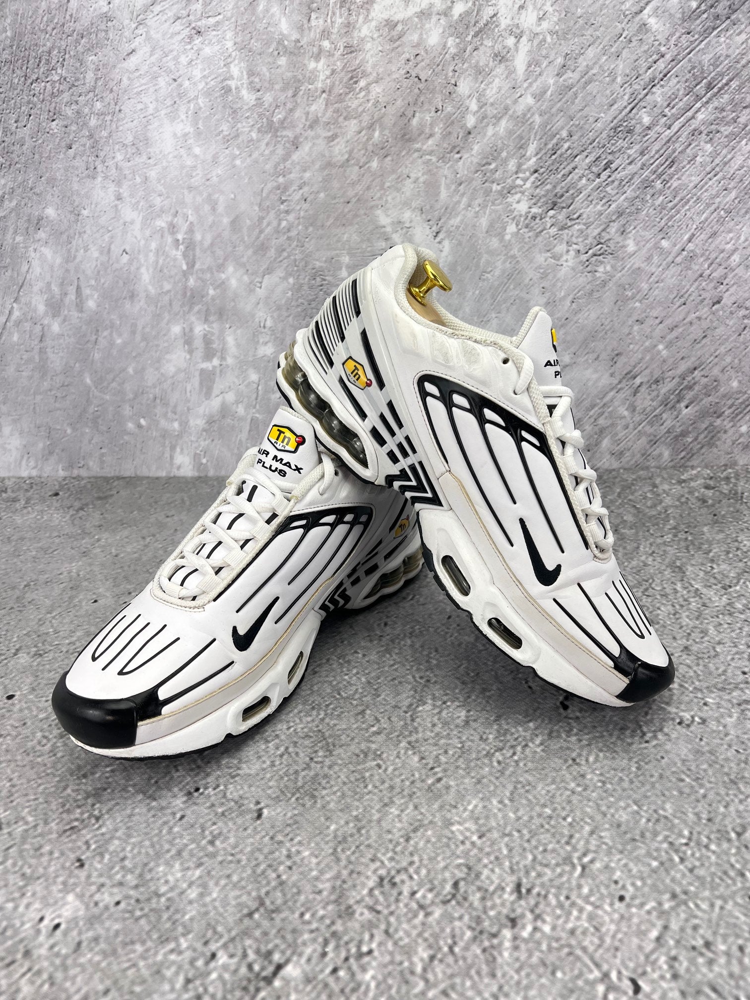 Nike Air Max Plus III Leather CK6716-100 - buty sportowe, para butów, widok z boku na tle studyjnym