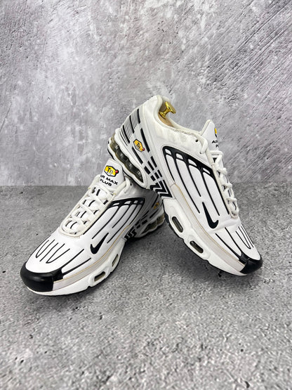 Nike Air Max Plus III Leather CK6716-100 - buty sportowe, para butów, widok z boku na tle studyjnym