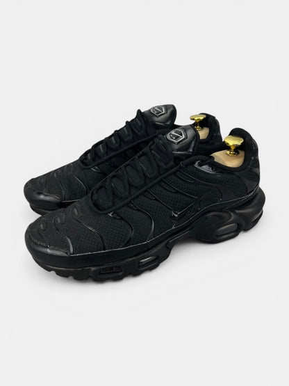 Nike Air Max Plus Triple Black - buty sportowe, widok z boku