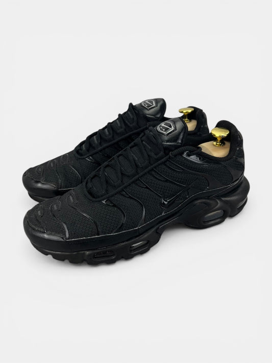 Nike Air Max Plus Triple Black - buty sportowe, widok z boku