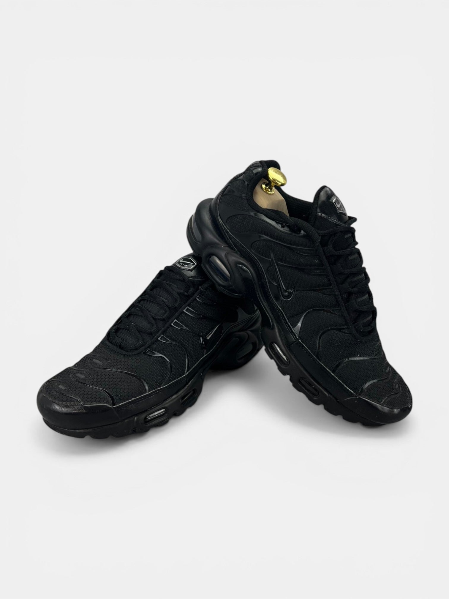 Nike Air Max Plus Triple Black - buty sportowe, boczny profil