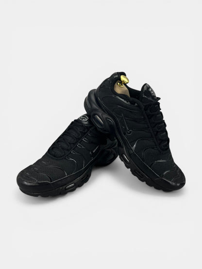 Nike Air Max Plus Triple Black - buty sportowe, boczny profil