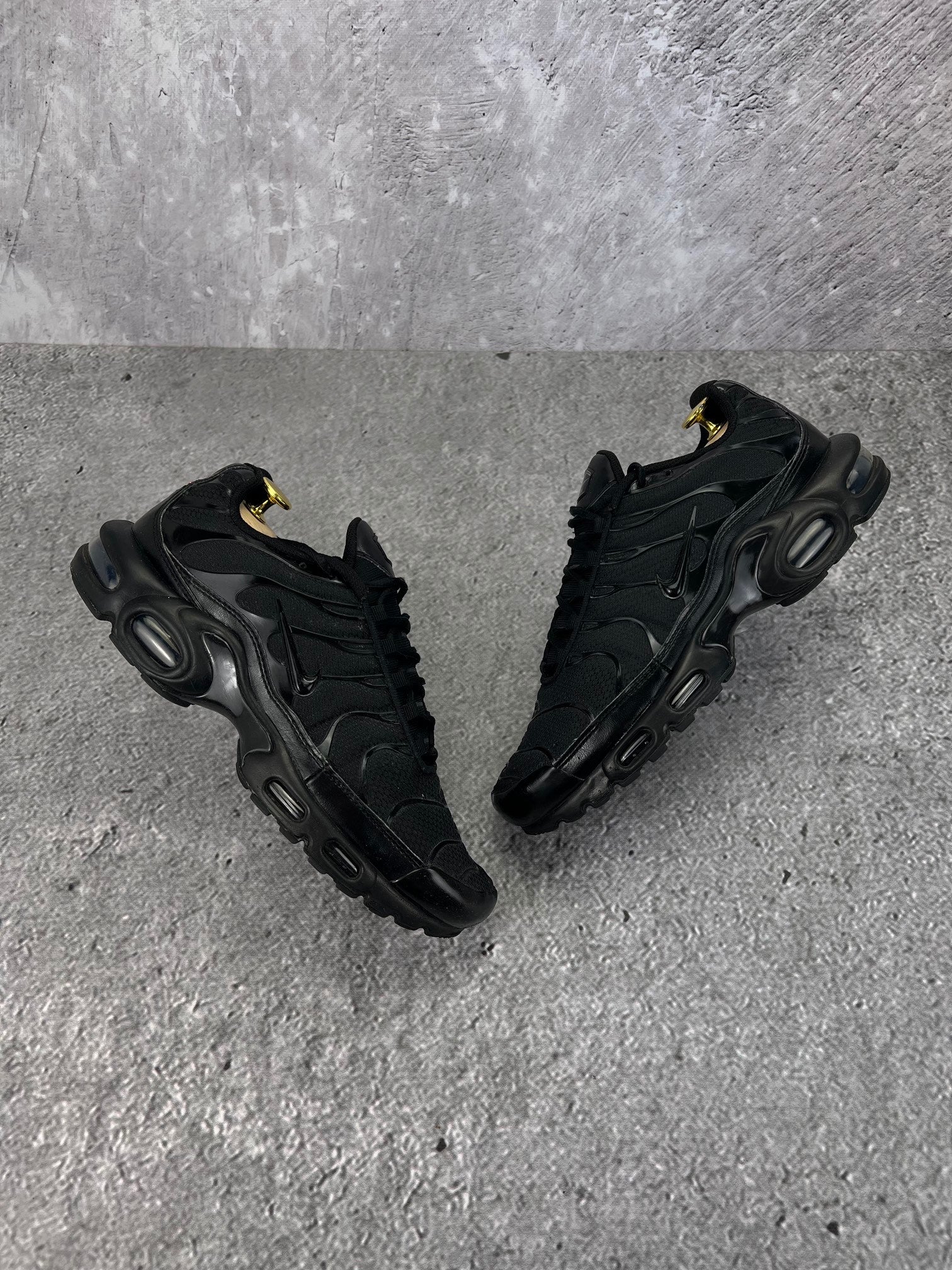 Nike Air Max Plus Triple Black - buty sportowe, widok z góry na zewnętrzną stronę butów