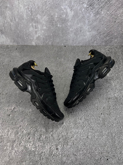 Nike Air Max Plus Triple Black - buty sportowe, widok z góry na zewnętrzną stronę butów