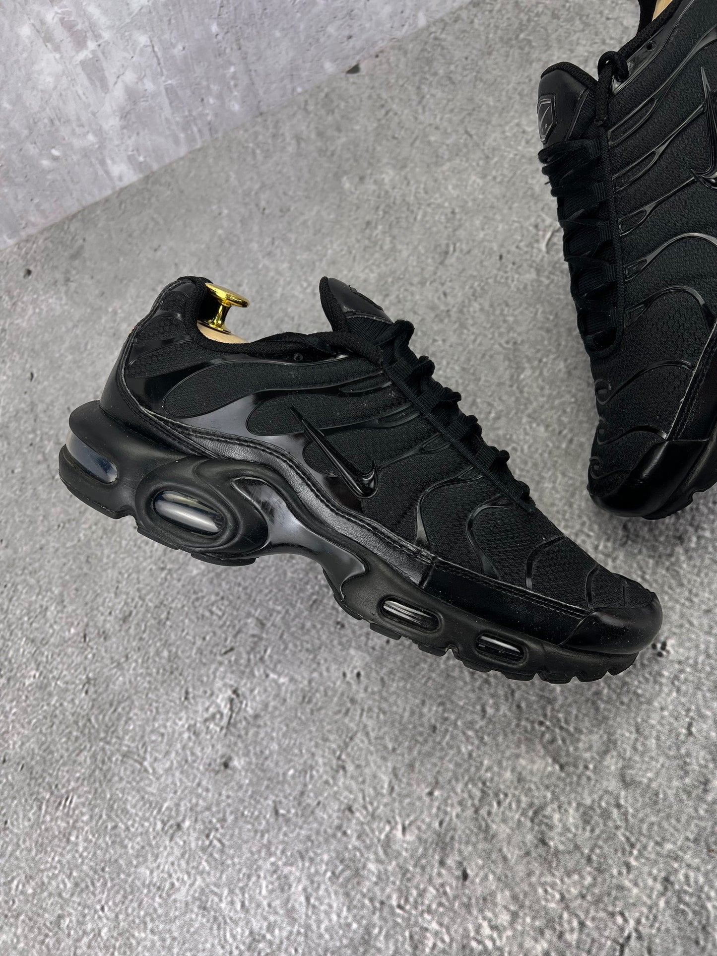 Nike Air Max Plus Triple Black - buty sportowe, zewnętrzny panel prawego buta