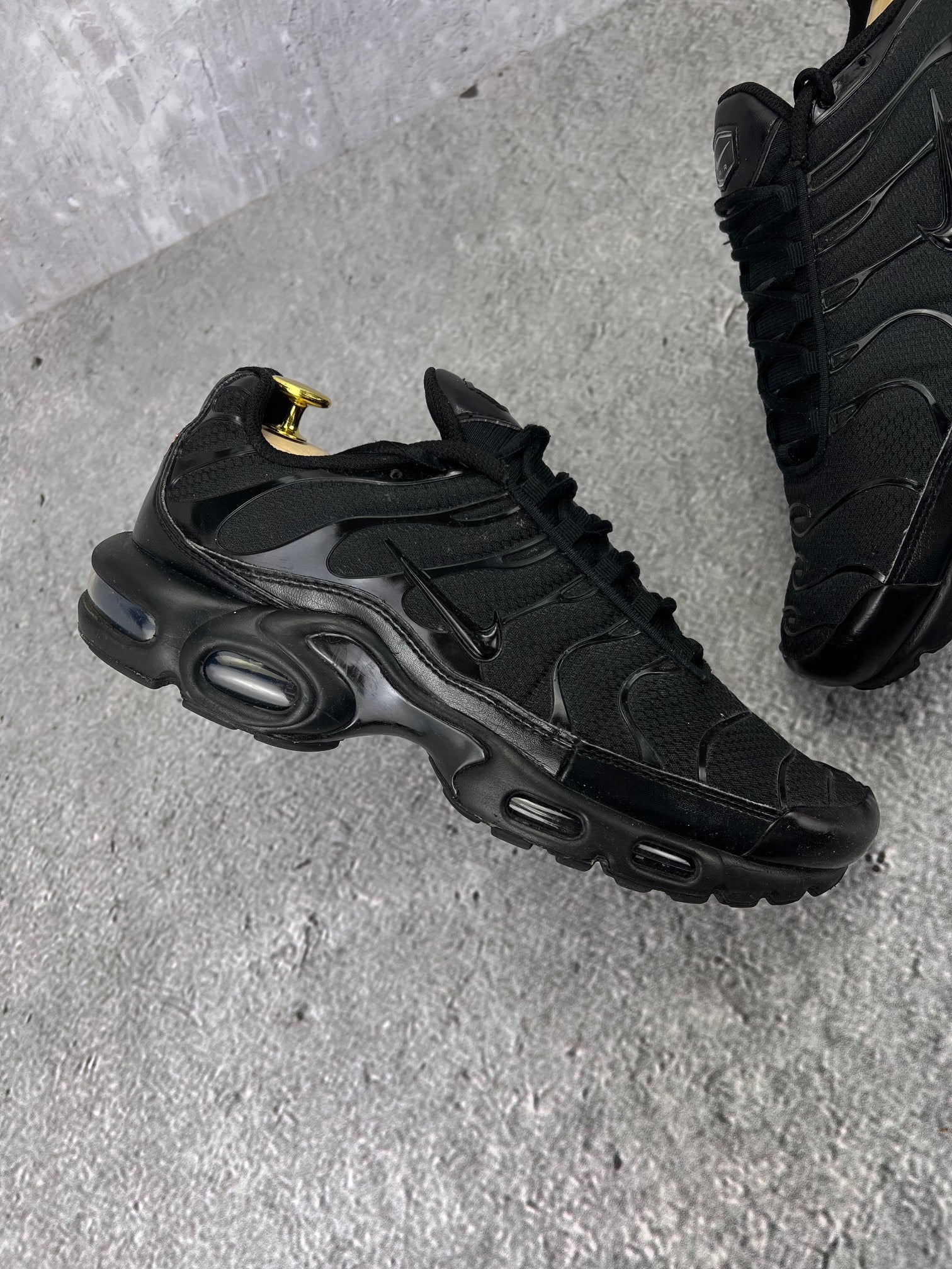 Nike Air Max Plus Triple Black - buty sportowe, zewnętrzny panel prawego buta