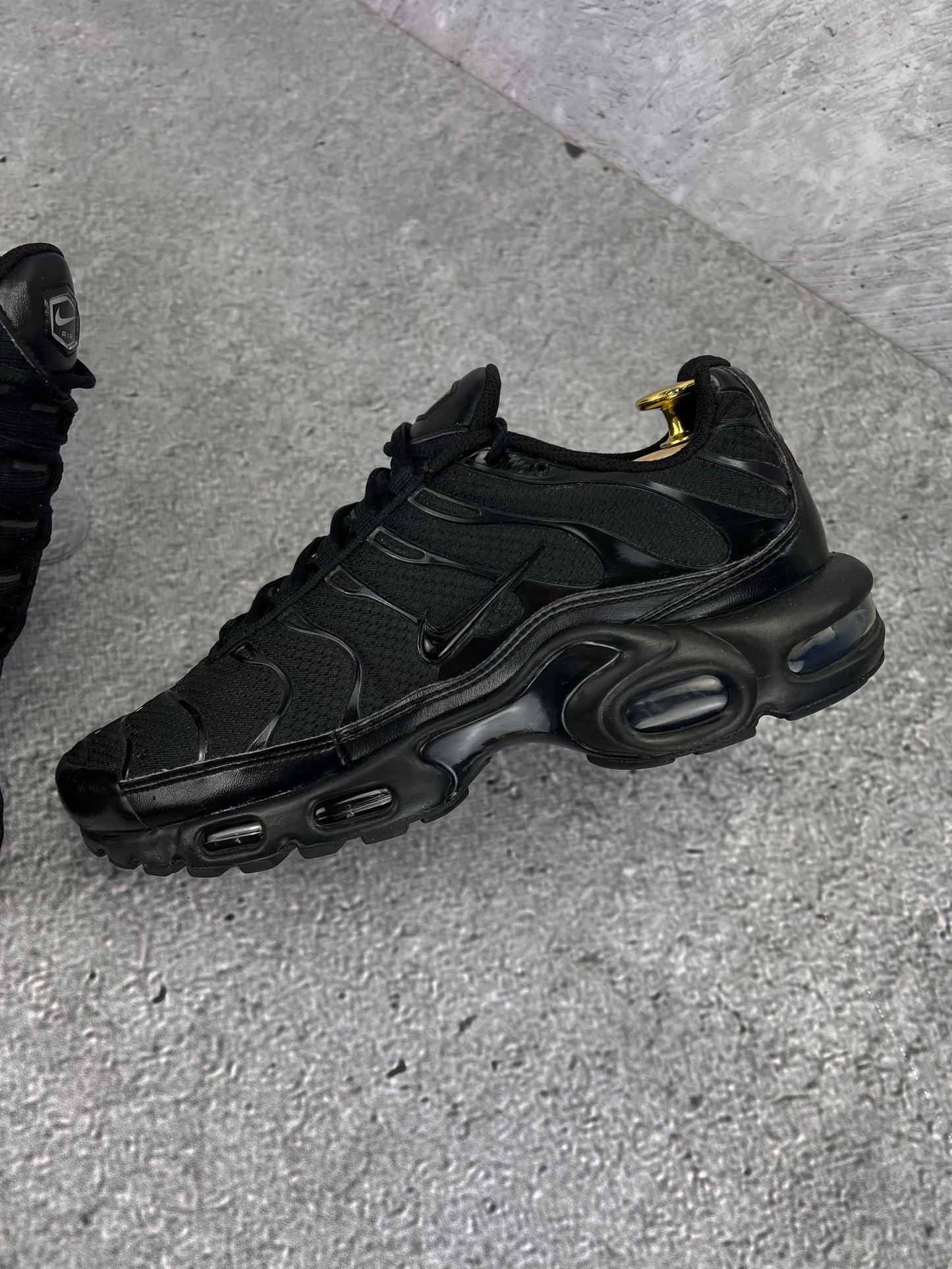 Nike Air Max Plus Triple Black - buty sportowe, zewnętrzny panel lewego buta