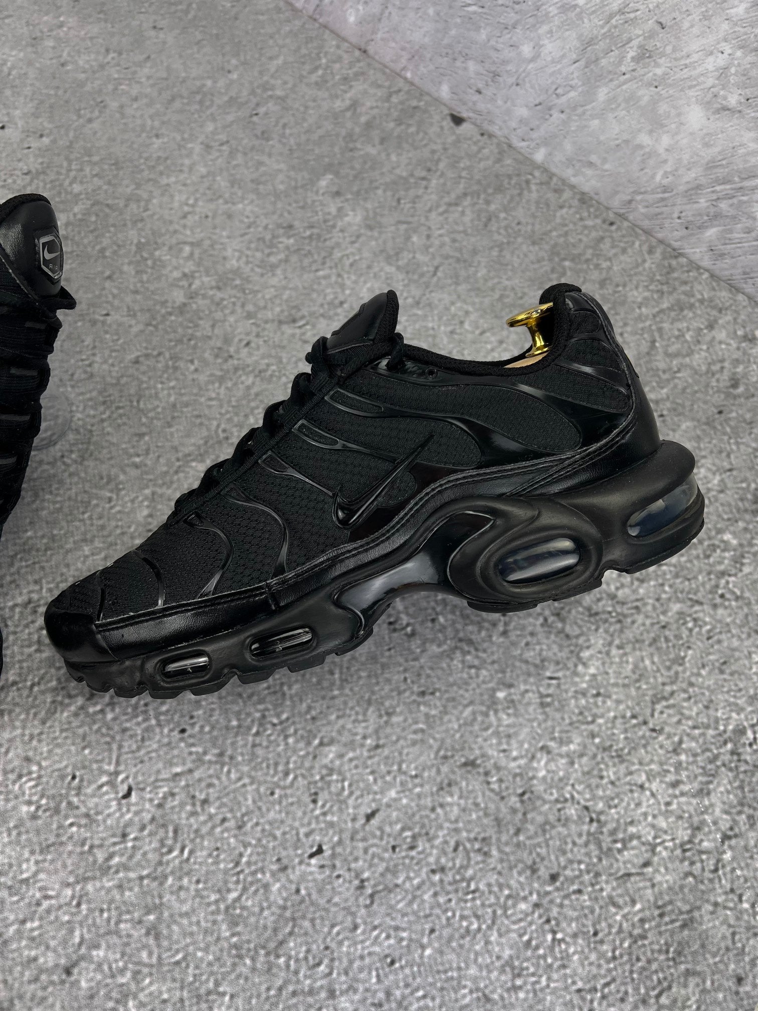 Nike Air Max Plus Triple Black - buty sportowe, zewnętrzny panel lewego buta