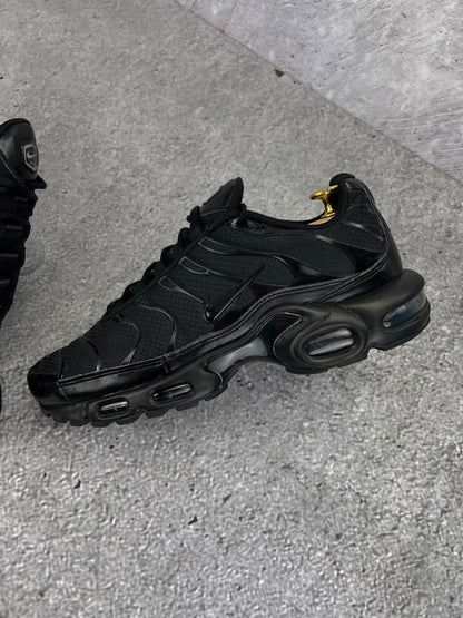 Nike Air Max Plus Triple Black - buty sportowe, zewnętrzny panel lewego buta