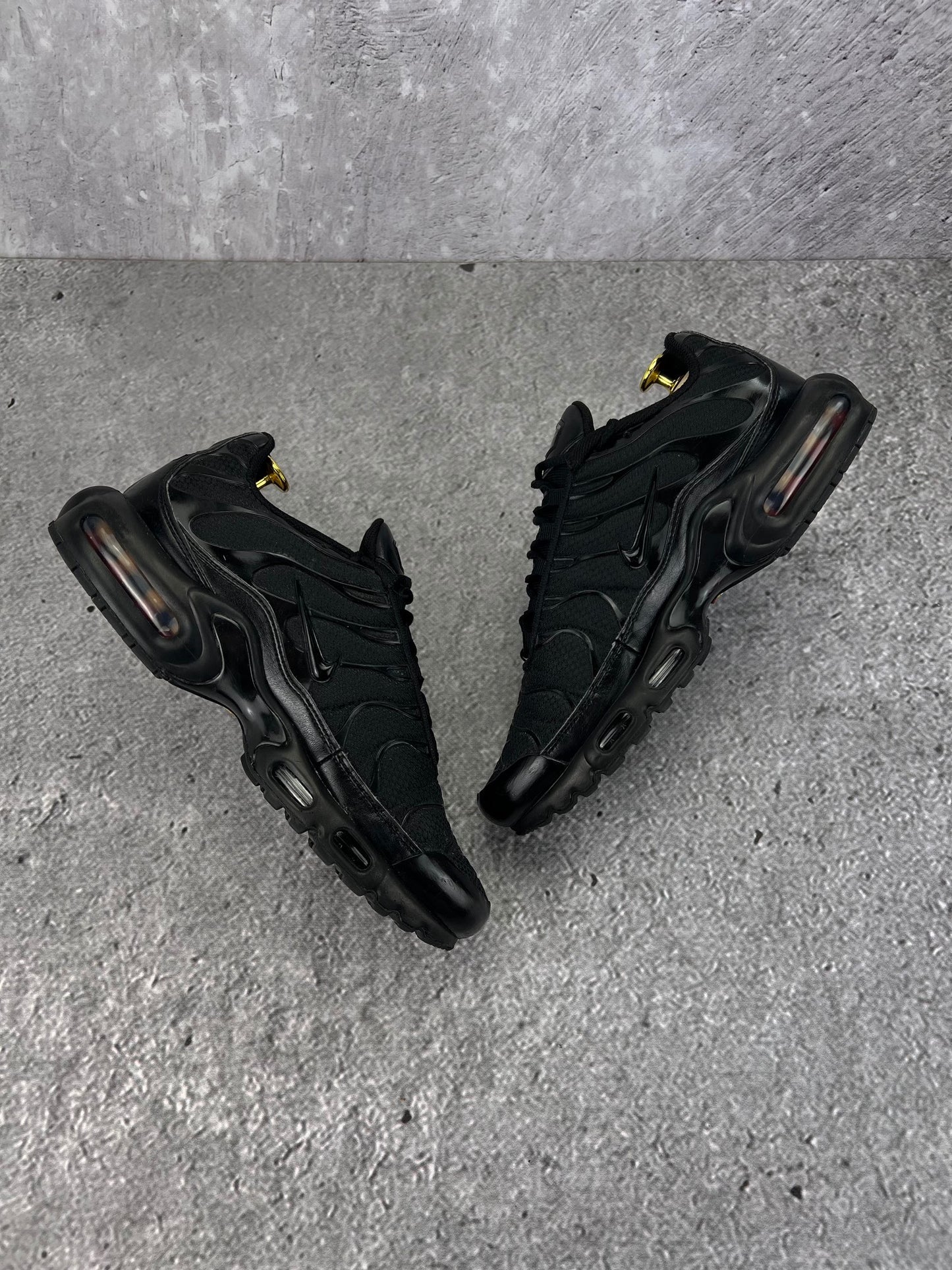 Nike Air Max Plus Triple Black - buty sportowe, widok z góry na wewnętrzną stronę butów