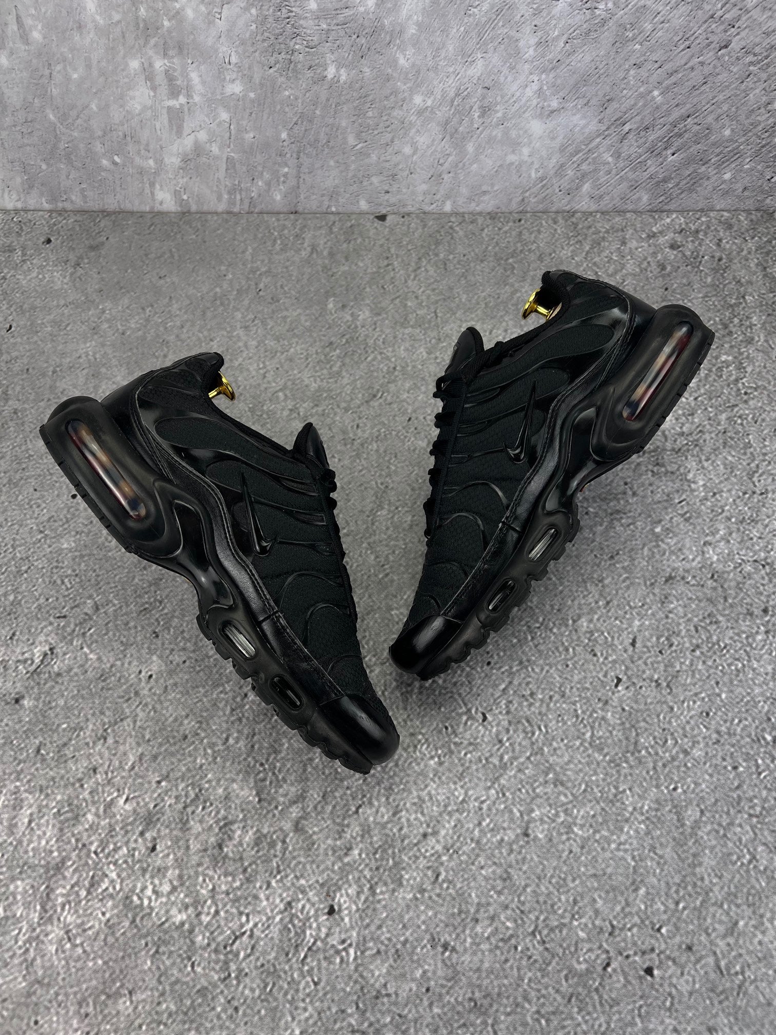 Nike Air Max Plus Triple Black - buty sportowe, widok z góry na wewnętrzną stronę butów