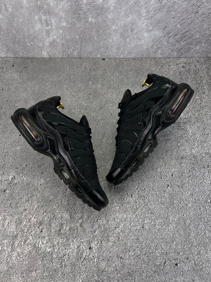 Nike Air Max Plus Triple Black - buty sportowe, widok z góry na wewnętrzną stronę butów