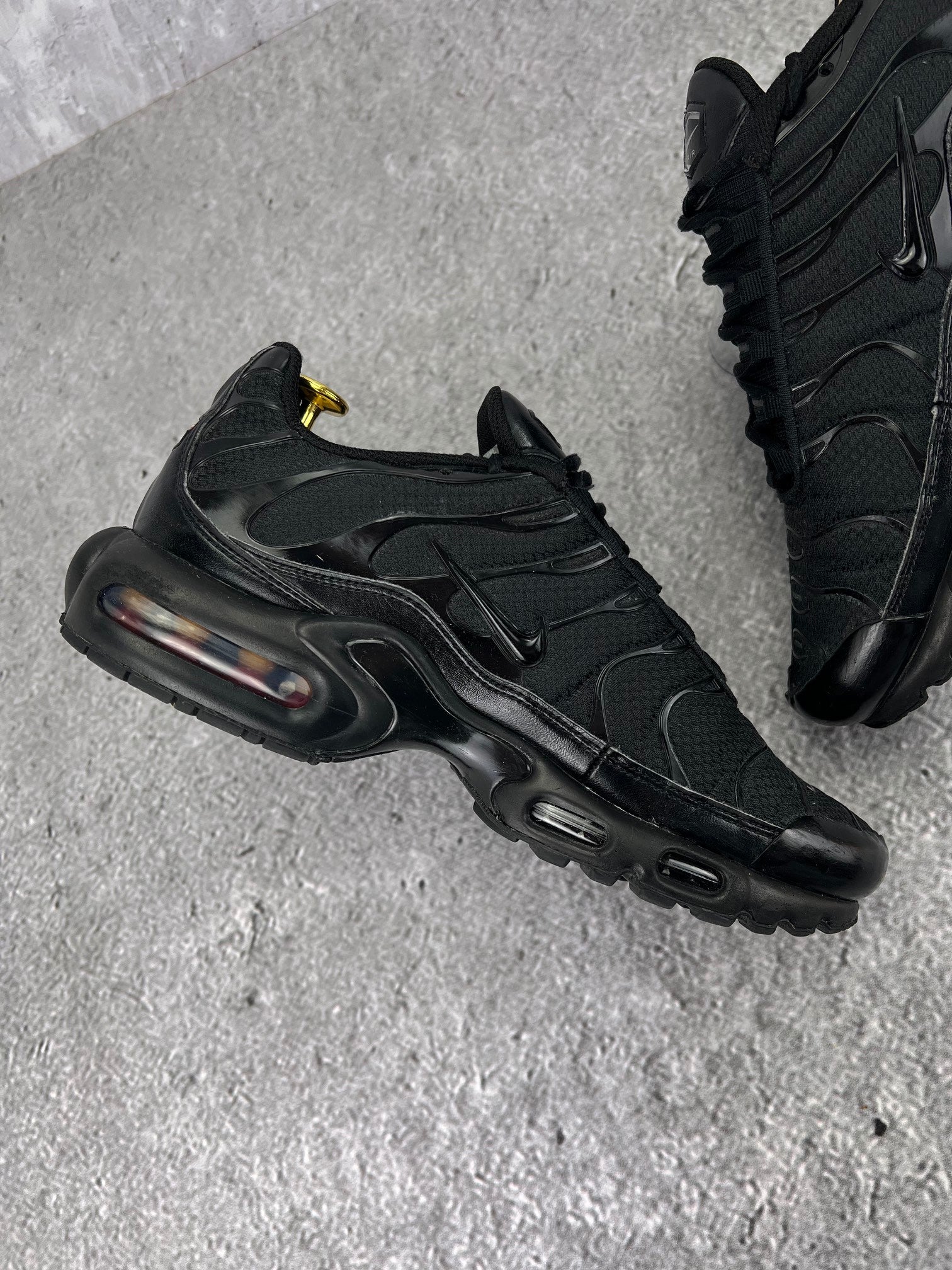 Nike Air Max Plus Triple Black - buty sportowe, wewnętrzny panel lewego buta