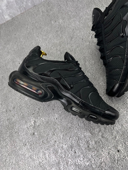 Nike Air Max Plus Triple Black - buty sportowe, wewnętrzny panel lewego buta