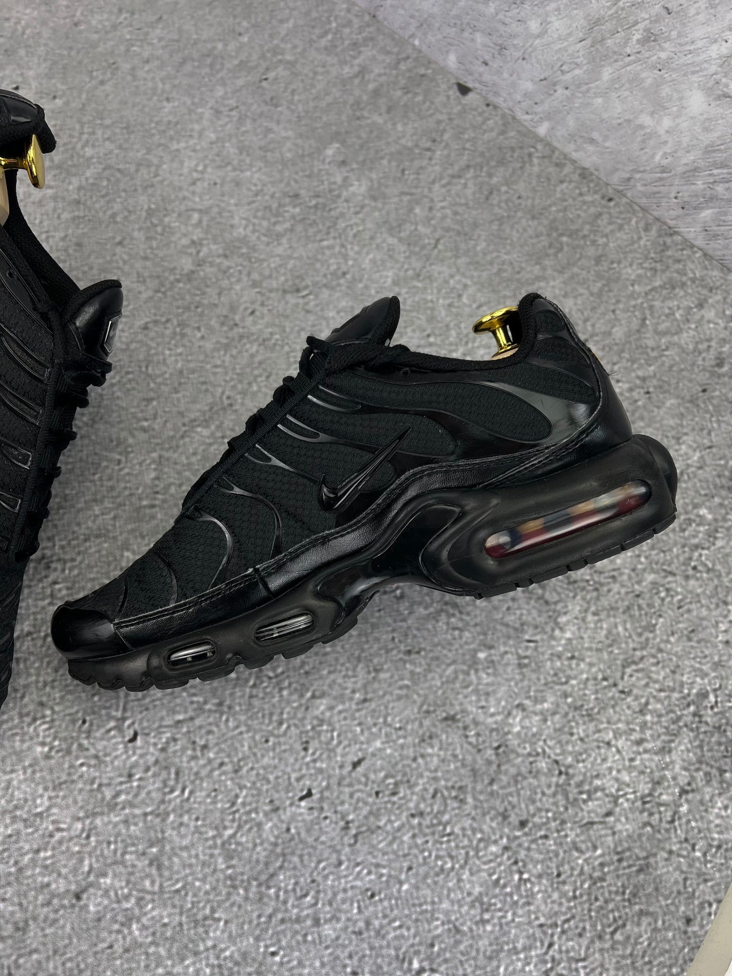 Nike Air Max Plus Triple Black - buty sportowe, wewnętrzny panel prawego buta