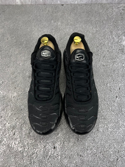 Nike Air Max Plus Triple Black - buty sportowe, widok z góry