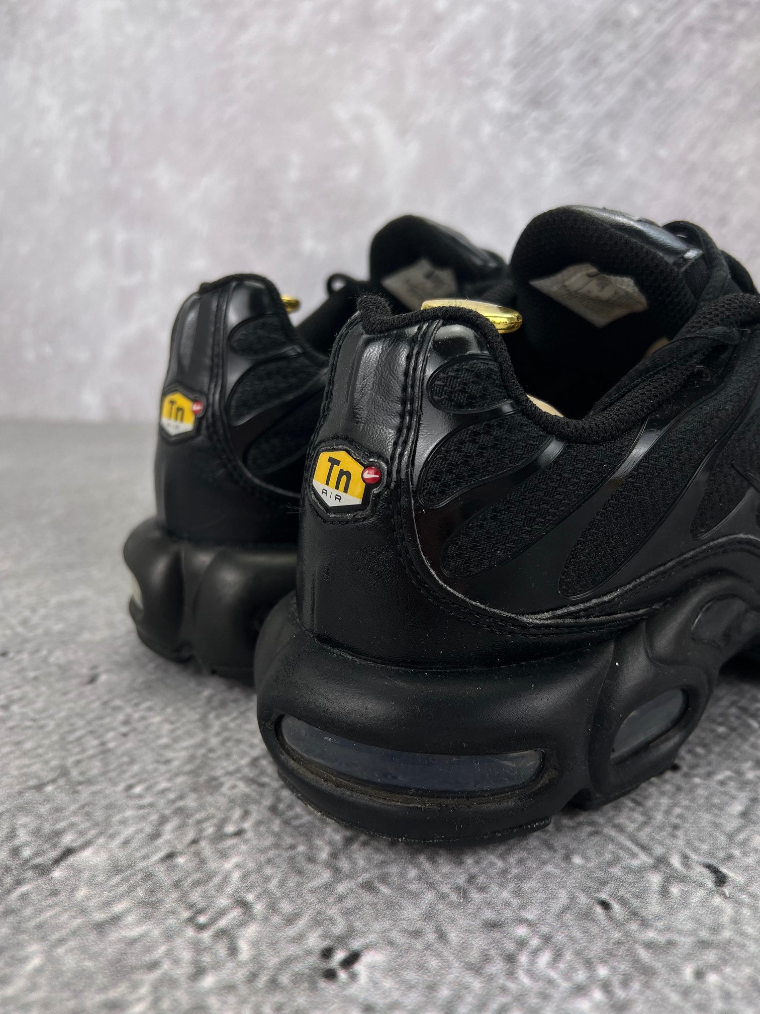Nike Air Max Plus Triple Black - buty sportowe, widok z tyłu