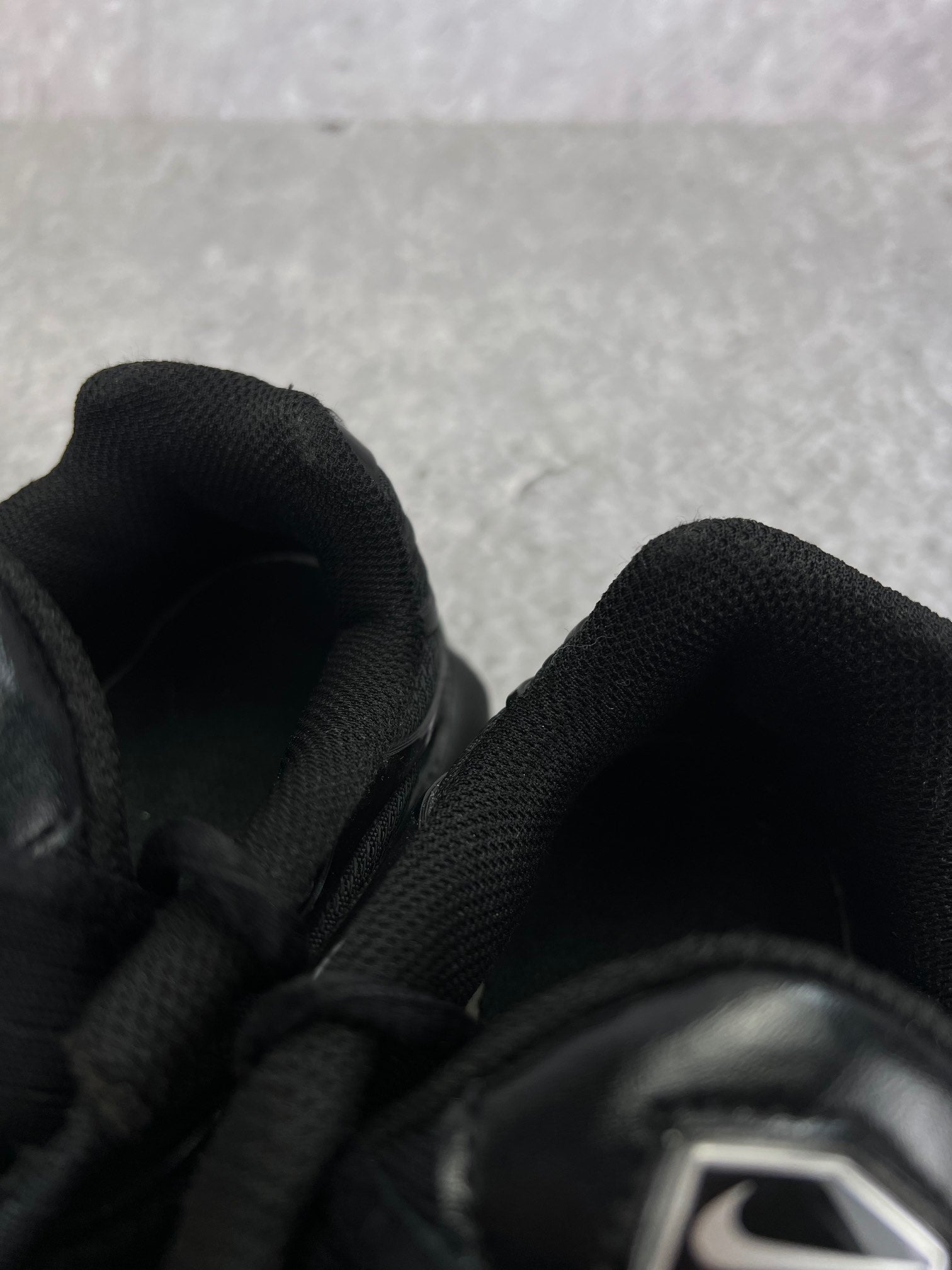 Nike Air Max Plus Triple Black - buty sportowe, zapiętki butów