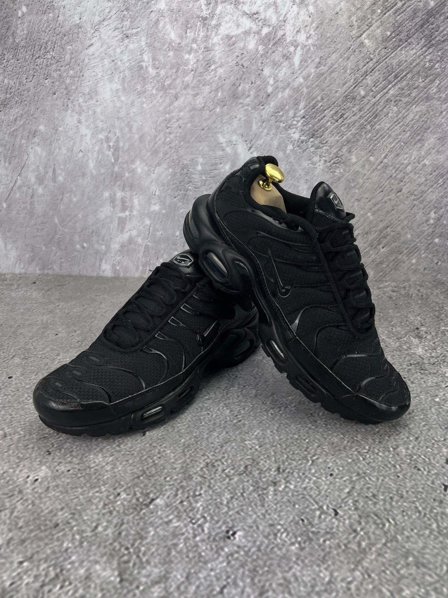 Nike Air Max Plus Triple Black - buty sportowe, para butów, widok z boku na tle studyjnym