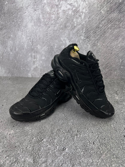 Nike Air Max Plus Triple Black - buty sportowe, para butów, widok z boku na tle studyjnym