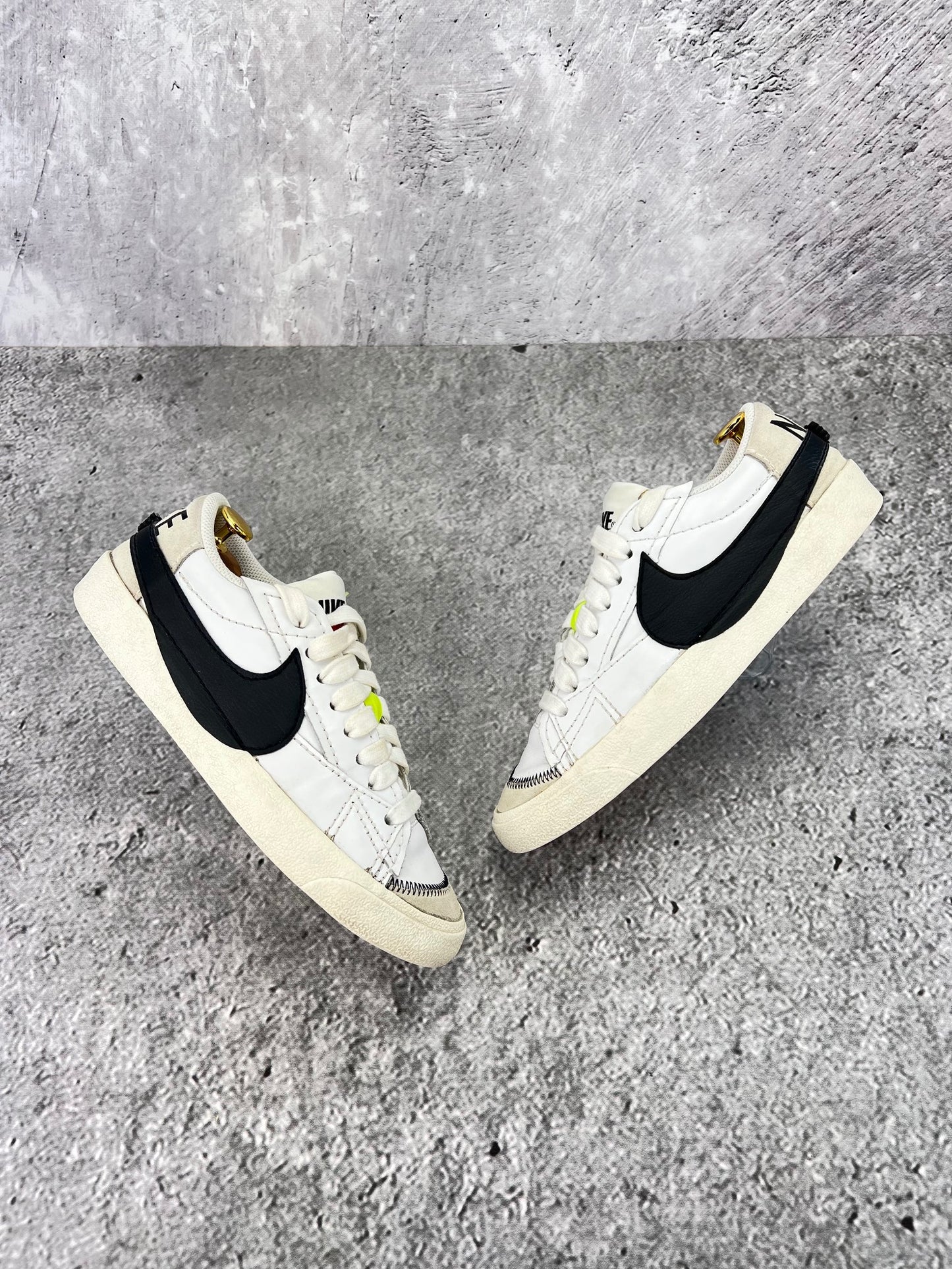 Nike Blazer Low '77 Jumbo DN2158-101 - buty sportowe, widok z góry na zewnętrzną stronę butów