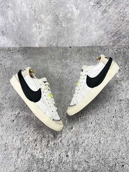 Nike Blazer Low '77 Jumbo DN2158-101 - buty sportowe, widok z góry na zewnętrzną stronę butów
