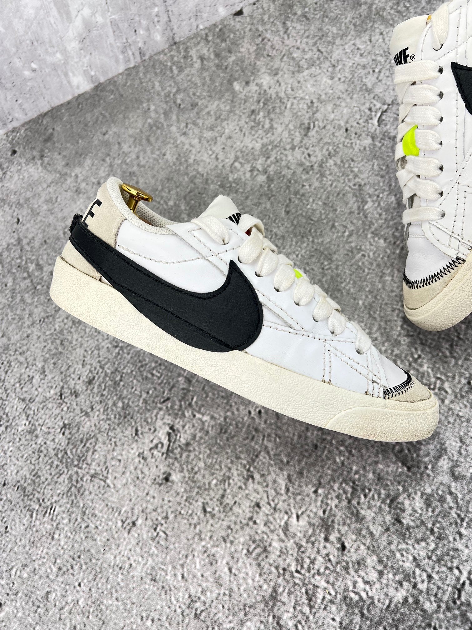 Nike Blazer Low '77 Jumbo DN2158-101 - buty sportowe, zewnętrzny panel prawego buta