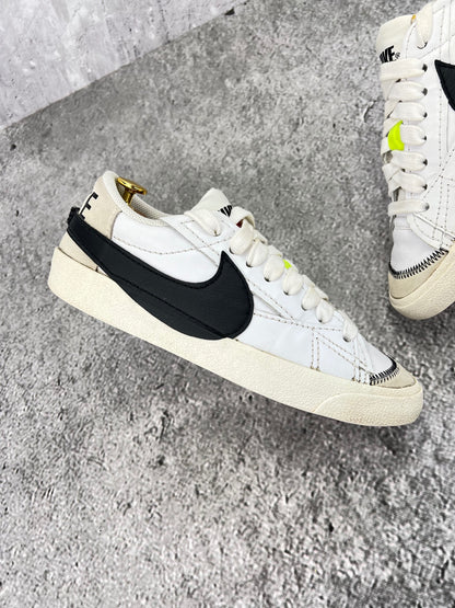 Nike Blazer Low '77 Jumbo DN2158-101 - buty sportowe, zewnętrzny panel prawego buta