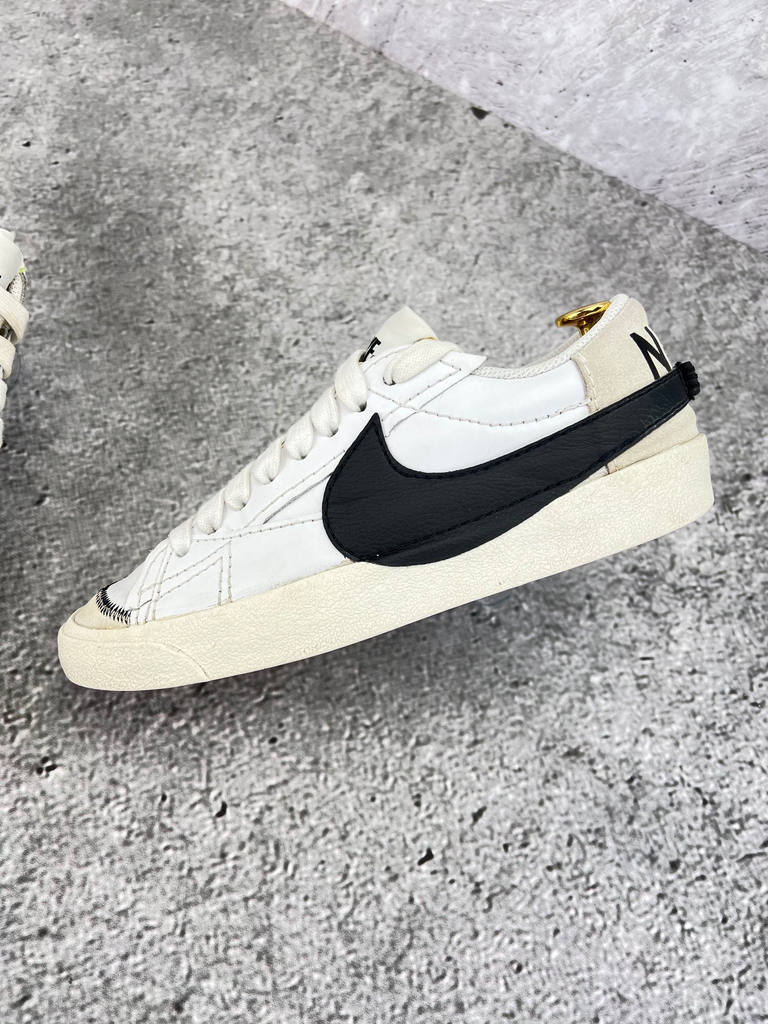 Nike Blazer Low '77 Jumbo DN2158-101 - buty sportowe, zewnętrzny panel lewego buta