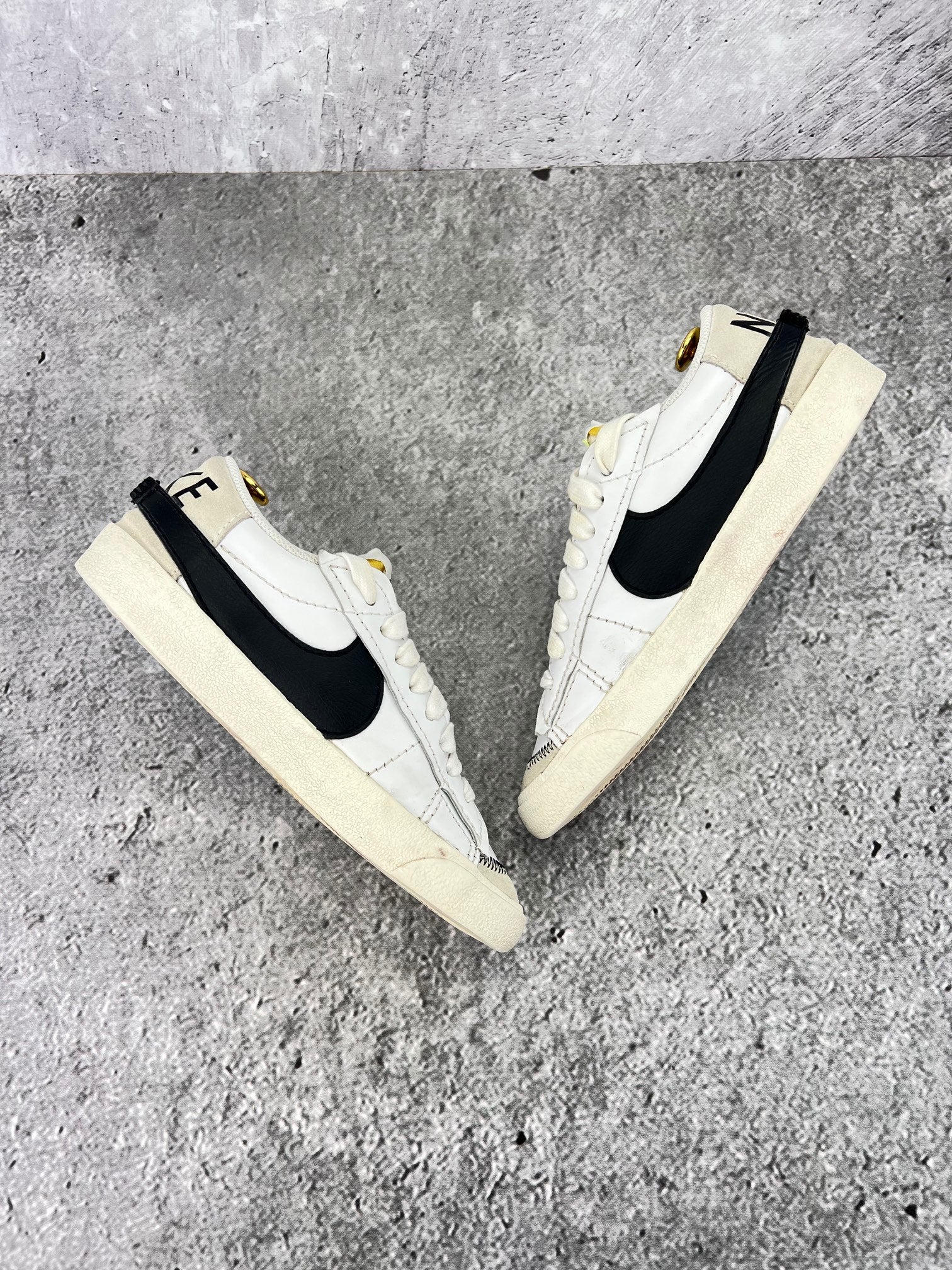 Nike Blazer Low '77 Jumbo DN2158-101 - buty sportowe, widok z góry na wewnętrzną stronę butów
