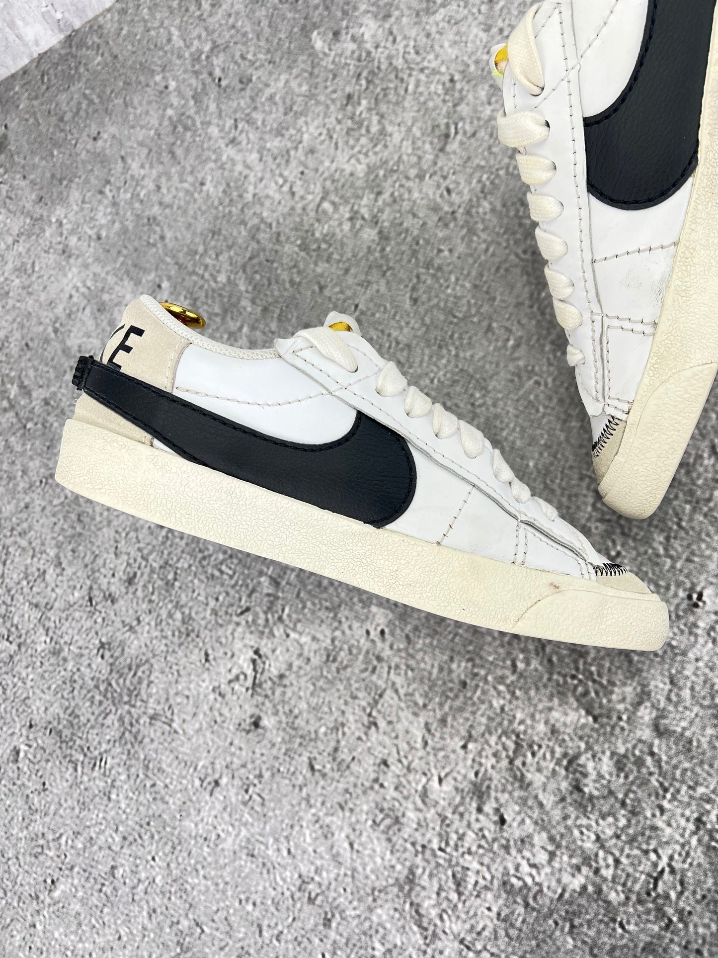 Nike Blazer Low '77 Jumbo DN2158-101 - buty sportowe, wewnętrzny panel lewego buta