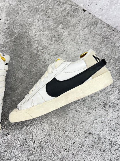 Nike Blazer Low '77 Jumbo DN2158-101 - buty sportowe, wewnętrzny panel prawego buta