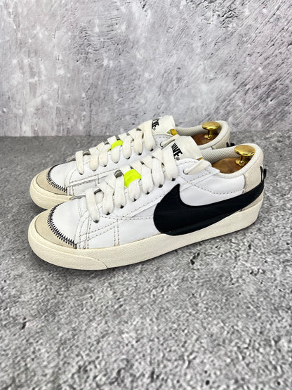 Nike Blazer Low '77 Jumbo DN2158-101 - buty sportowe, widok z boku na tle studyjnym