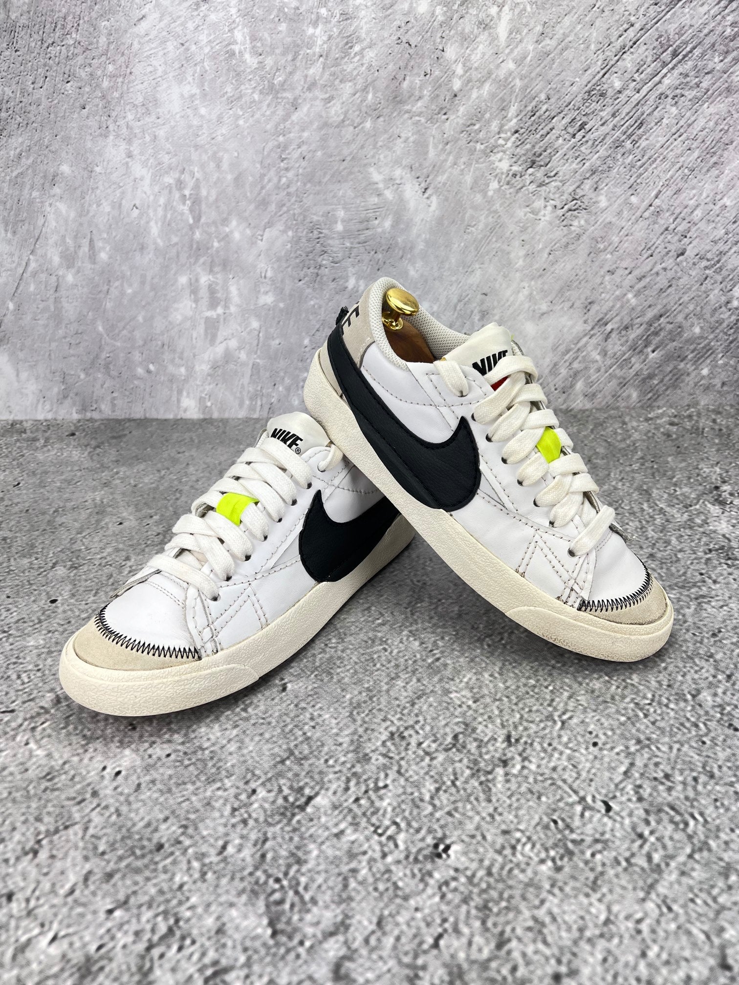 Nike Blazer Low '77 Jumbo DN2158-101 - buty sportowe, para butów, widok z boku na tle studyjnym
