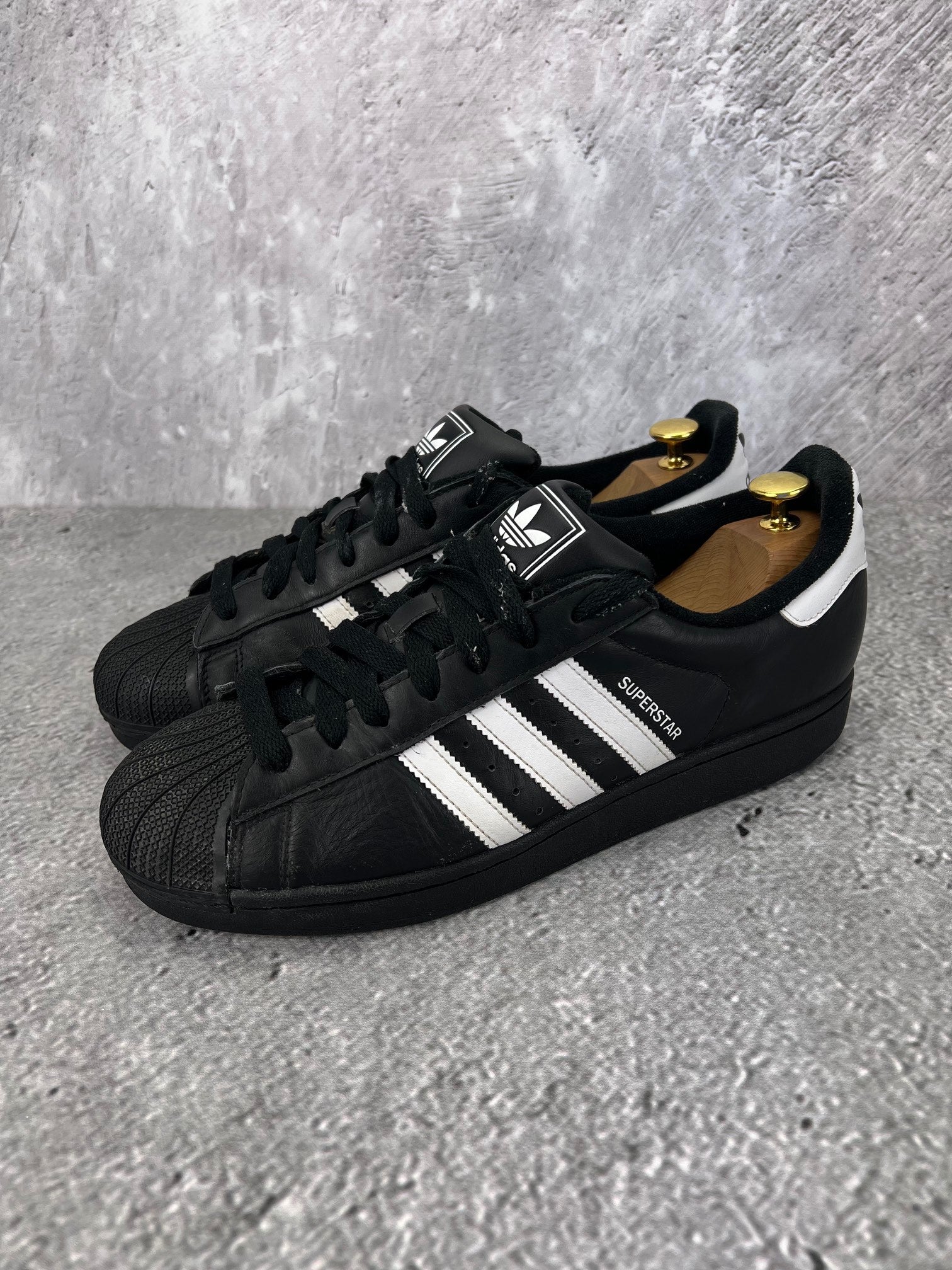 adidas Superstar II Black White - buty sportowe, widok z boku na tle studyjnym