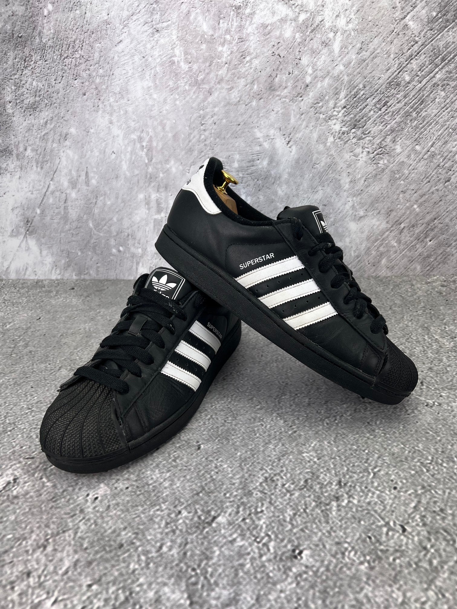 adidas Superstar II Black White - buty sportowe, para butów, widok z boku na tle studyjnym