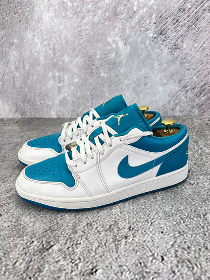 Jordan Air Jordan 1 Low Aquatone - buty sportowe, widok z boku na tle studyjnym
