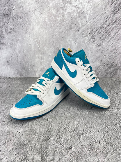 Jordan Air Jordan 1 Low Aquatone - buty sportowe, para butów, widok z boku na tle studyjnym
