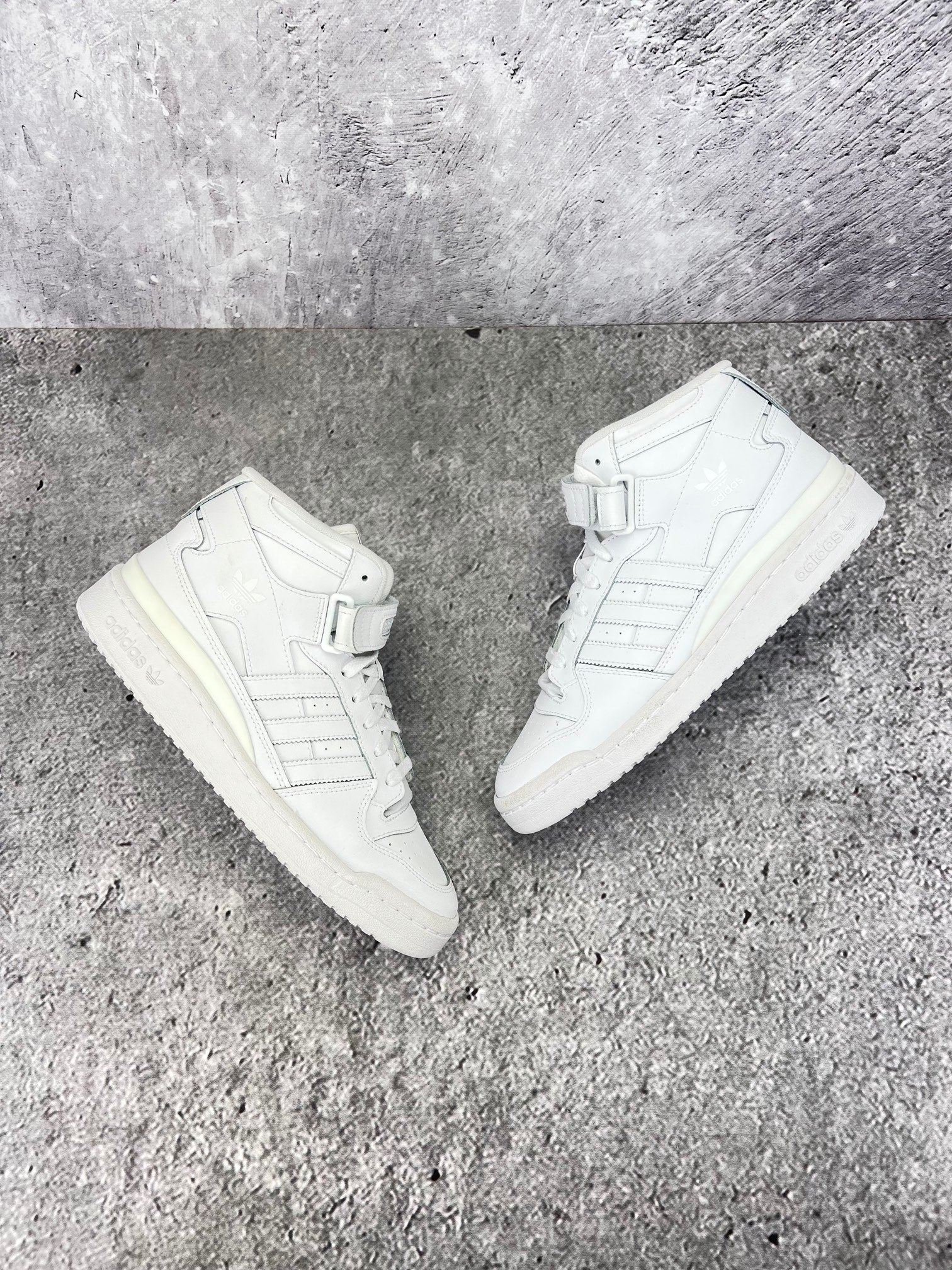 Adidas Forum Mid Triple White - buty sportowe, widok z góry na zewnętrzną stronę butów