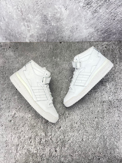 Adidas Forum Mid Triple White - buty sportowe, widok z góry na zewnętrzną stronę butów