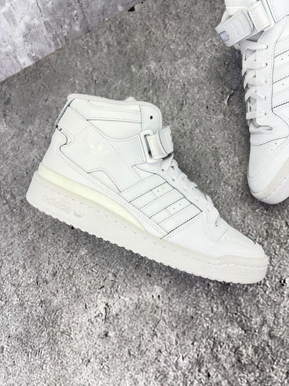 Adidas Forum Mid Triple White - buty sportowe, zewnętrzny panel prawego buta