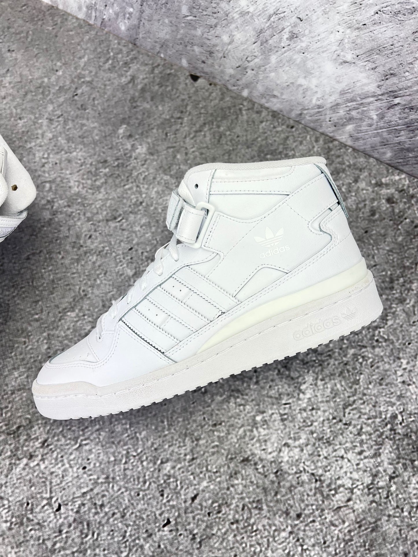 Adidas Forum Mid Triple White - buty sportowe, zewnętrzny panel lewego buta